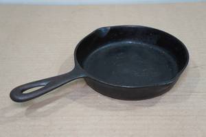 lot 105 image: Unmarked #3 Cast Iron