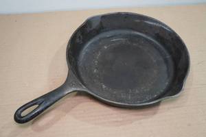 lot 106 image: Antique Wagner Ware #8 Cast Iron Skillet