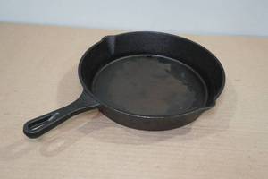 lot 107 image: Cast Iron Double Lip 10 Skillet