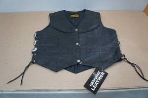 lot 204 image: Genuine Leather Vest -Medium