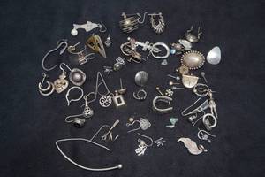 lot 242 image: Assorted Jewelry