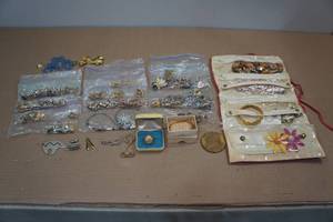 lot 262 image: Assorted Costume Jewelry Pieces