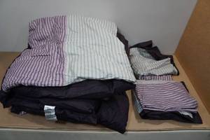 lot 1B image: Wongs Bedding King Comforter and Two Pillowcases