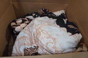 lot 10 image: King Comforter with Two Pillowcases -Black