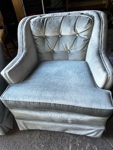 Pair of Vintage Blue Pub Chairs Measuring 29 x 32 x 30