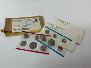 lot 13 image: 2x 1972 Mint Sets in OGP