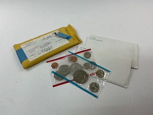 lot 14 image: 2x 1975 Mint Sets in OGP