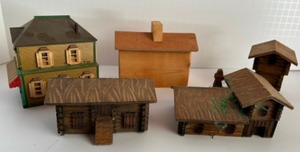 lot 39 image: Antique & Vintage Norwegian FOLK ART Handmade Cabins Small Buildings