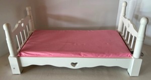 lot 49 image: Melissa & Doug White Doll Bed w Pink Mattress Heart Cutout