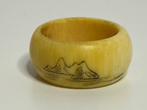 lot 18 image: Antique Scrimshaw Carved Etched RING Thick Banded Early Yellowed