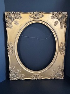 lot 63 image: Vintage Gold Gilt Gesso Over Wood Victorian Picture Frame Oval Window