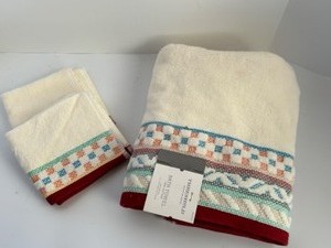 lot 66 image: Threshold Fun Colorful Towel Set Trio New With Tags