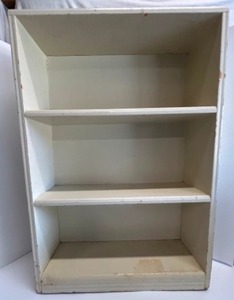 lot 67 image: Vintage Solid Wood Small Bookshelf Display Shelf Painted White