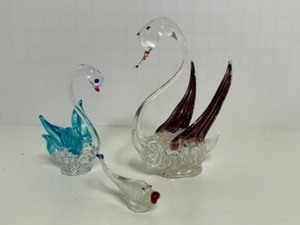 lot 85 image: Vintage Fine Spun GLASS Swans & Fish Handblown Glass Animals