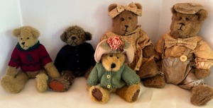 lot 89 image: Family of Jointed Teddy Bears - Boyds Bears & Other Brands