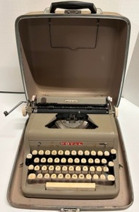 lot 97 image: Vintage ROYAL Quiet De Luxe Typewriter in Putty Beige In a Heathered Case