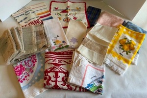 lot 98 image: Vintage Collection of Various Kitchen Linens including Towels, Cloths, Napkins, Tablecloths and Centerpieces