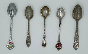 lot 158 image: Fine Decorative Spoons - Qty 5