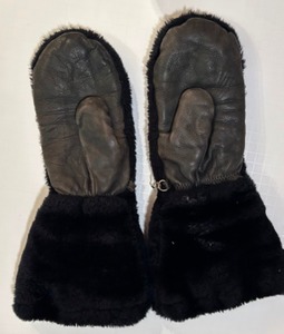 lot 206 image: Vintage Guantlet Faux Fur Shearling Lined Musher MITTS  Leather Hands Mens Size Large