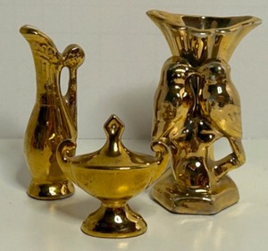 lot 102 image: Vintage Miniature Gold Lusterware Souvenirs & Vase