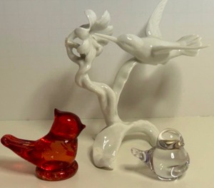 lot 105 image: Vintage AK Crowned KAISER Hummingbird Porcelain Figure, RON RAY Signed Glass BIRD & More