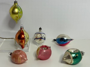 lot 34 image: Antique & Vintage Teardrop Glass Christmas Ornaments Some Featherweight, Shiny Brite & Poland