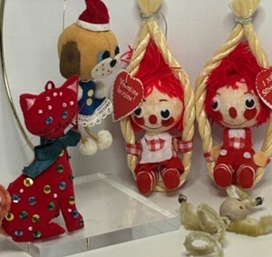 lot 126 image: Vintage 1960s Era Flocked Christmas Ornaments Including Ragedy Ann & Andy, A dog and a Velvet Kitty Cat