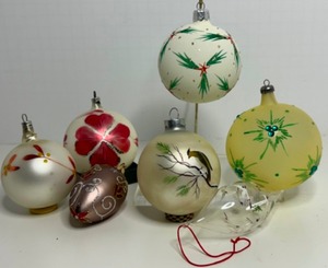 lot 138 image: Vintage Hand Painted and Hand Crafted Christmas Ornaments Balls & Teardrops - Qty 7