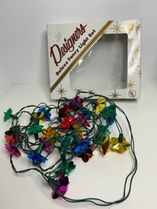 lot 212 image: Vintage Designers Deluxe Fancy Light Set Multi-colored With Plastic Flowers & Tinfoil Deflectors In Box
