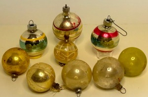 lot 213 image: Antique Mercury Glass Christmas Ornament Balls including Featherweight - Qty 9