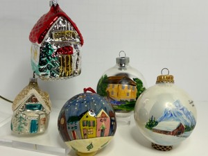 lot 147 image: Vintage Christmas Ornaments Depicting Cottages, Houses or Farms - Qty 5
