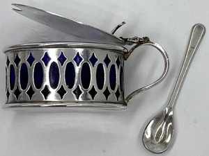lot 150 image: Vintage Salt Cellar - Silver Plate with Cobalt Blue Glass - ENGLAND