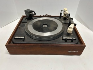 lot 286 image: Vintage Retro GARRARD Laboratory Series Walnut Encased TURNTABLE