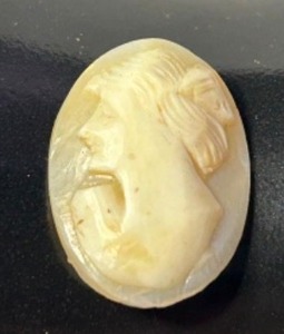 lot 293 image: Antique Vintage Loose CAMEO Shell carving Cabochon Peach Conch