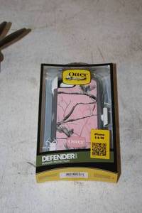 lot 947 image: Otter Box Defender Series Cell Phone Case for iPhone 5 and 5S