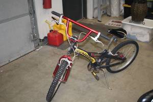 lot 968 image: Schwinn Maven 20 Mens Single-speed Dirt Bike 16 Red Frame