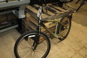 lot 973 image: Specialized Expedition 22 Sport Bike 16 BlackGold Frame