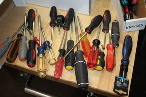 lot 989 image: Lot of (22) Assorted Screwdrivers