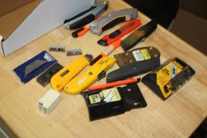 lot 996 image: (11) Assorted Box CuttersRazor Knives and (5) Assorted Packs of Replacement Blades
