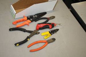 lot 994 image: Lot of (6) Assorted Hand Tools - Wire Cutters, Snips, Electrical Tester