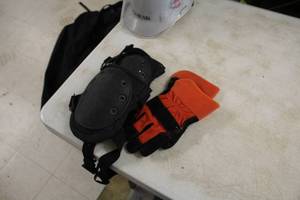 lot 1013 image: Knee Pads (new) and Work Gloves
