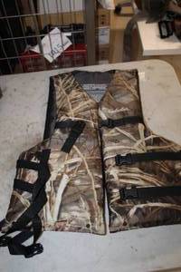 lot 1047 image: Cabelas Adult Universal Boat Vest