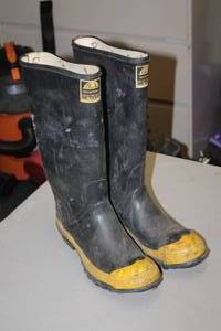 lot 1065 image: Industrial Grade Rubber Boots