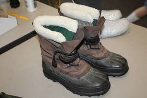 lot 1067 image: Sorel Caribou Size 11 Waterproof Snow Boots