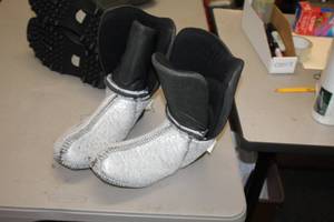 lot 1068 image: Size 9 Wool Snow Boot Replacement Liners (New )