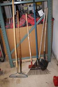 lot 1095 image: Lot of (6) Assorted Yard Hand Tools - Bow Rake, Leaf Rake, Spade, Chopper, Hoes