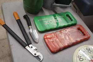 lot 1101 image: Assorted Gardening Tools - Kneeler Pads (x2), Hand Shovel, Bypass Loppers