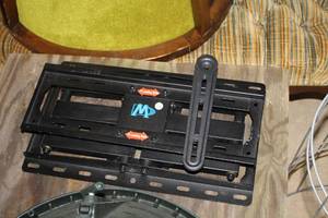 lot 1105 image: TV Wall Mount