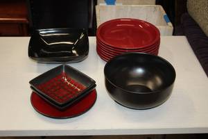 lot 1127 image: Assorted Dishwares - Dinner Plates (x8), 9-12 Bowl, 10 Square Bowl, 7 Square Bowls (x2), 9 Plate