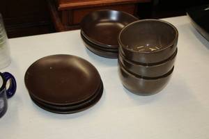 lot 1128 image: Assorted Dishwares - 6 Bowls (x3), 7-34 Plates (x4) and 8 Bowls (x3)